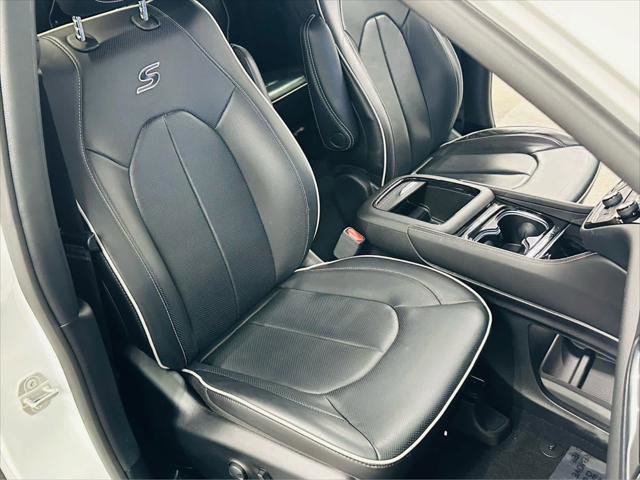 Certified 2023 Chrysler Pacifica Limited w/ S Appearance Package AWD/4WD image 23