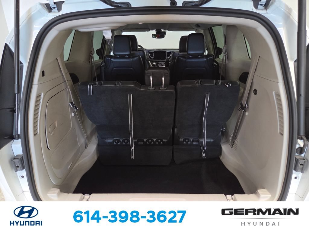Used 2023 Chrysler Pacifica Touring-L FWD image 21