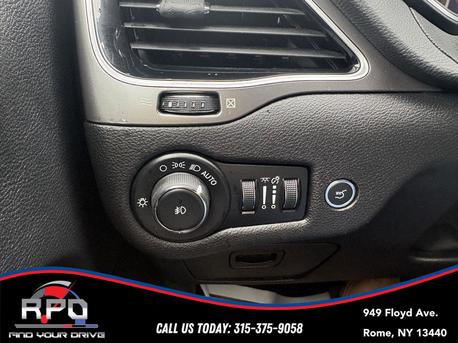 Used 2019 Jeep Cherokee Limited AWD/4WD image 26