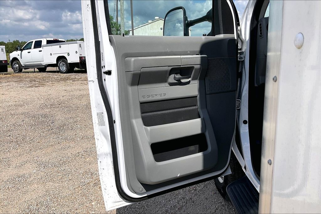 New 2024 Ford E-450 and Econoline 450 Super Duty w/ Power Windows & Locks Group RWD image 11