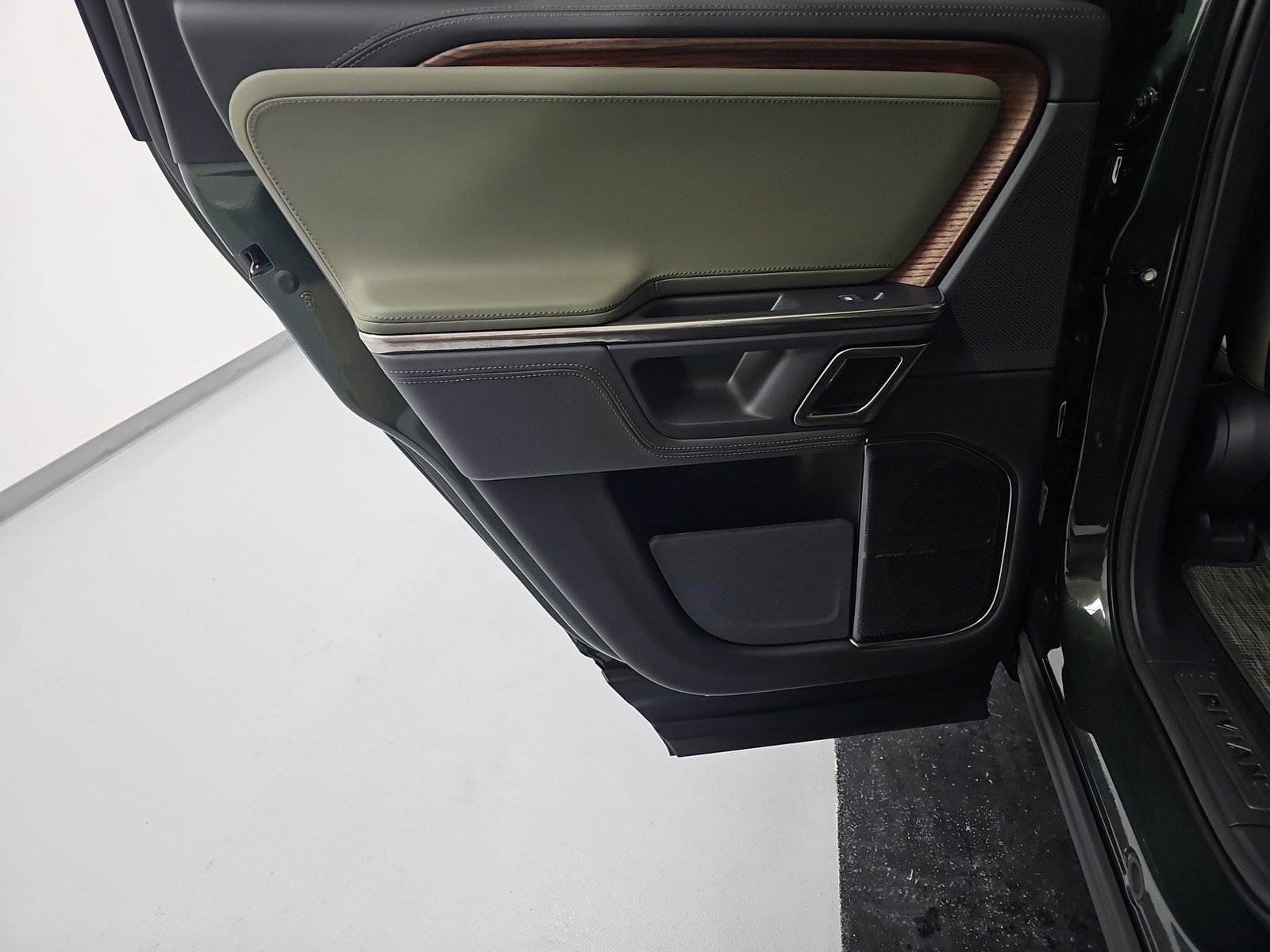 Used 2022 Rivian R1T Adventure AWD/4WD image 17