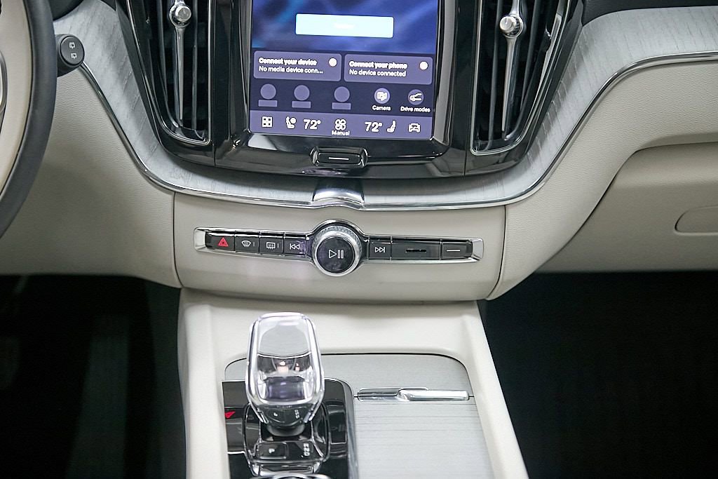 Certified 2024 Volvo XC60 T8 Ultimate w/ Protection Package Premier image 29
