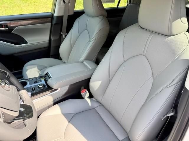 New 2026 Toyota Highlander Limited AWD/4WD image 9