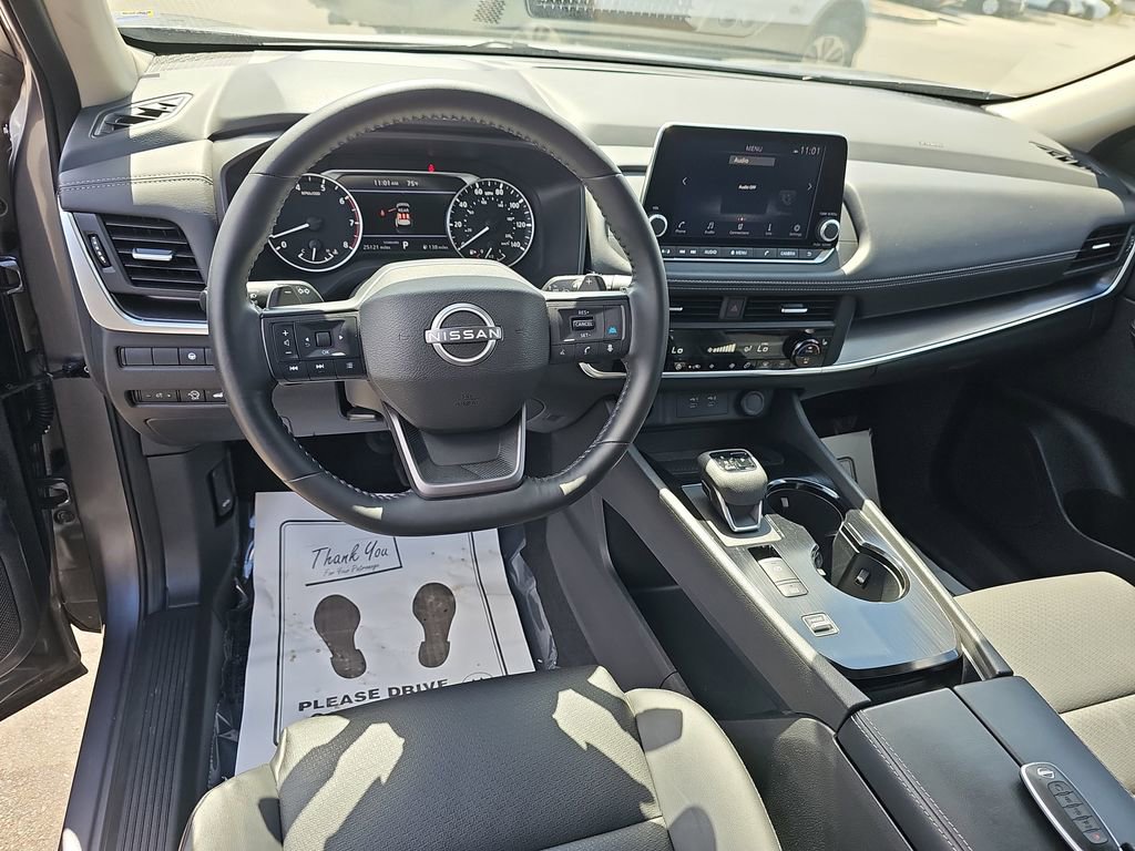 Used 2025 Nissan Rogue SV w/ SV Premium Package image 20