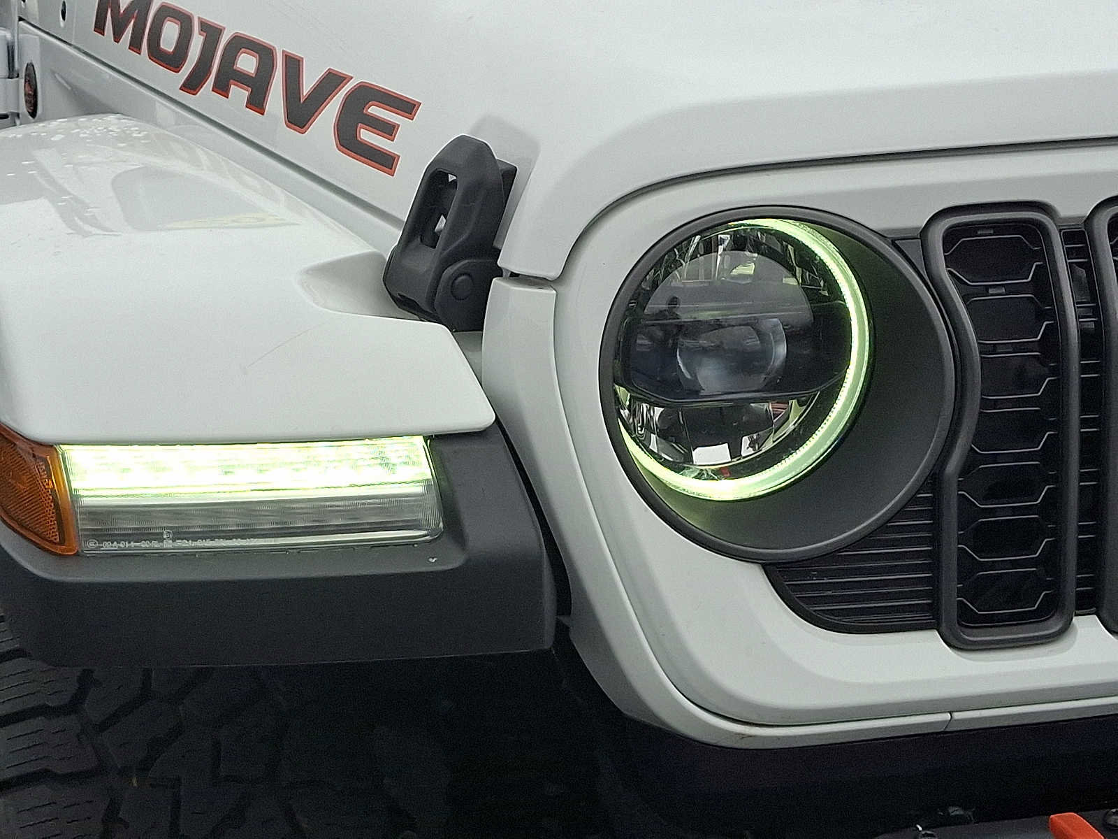 Used 2025 Jeep Gladiator Mojave AWD/4WD image 9