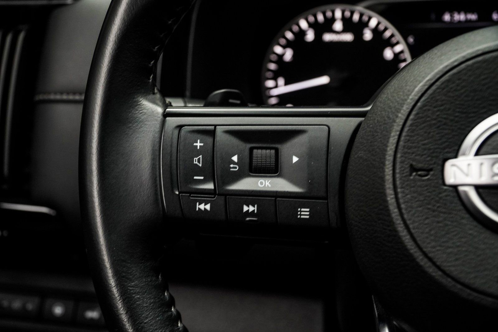 Used 2025 Nissan Pathfinder SV image 27
