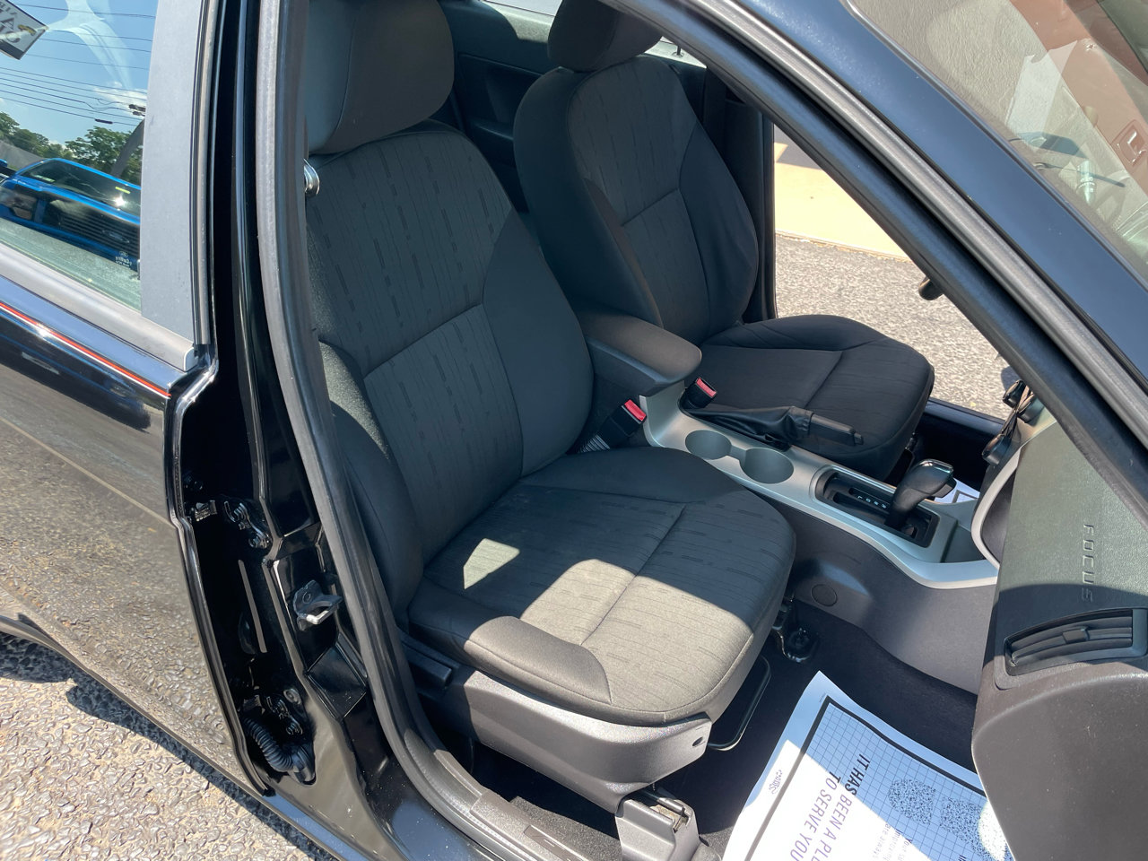 Used 2010 Ford Focus SE image 25