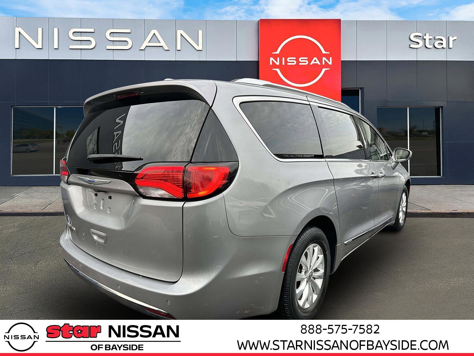 Used 2018 Chrysler Pacifica Touring-L image 2