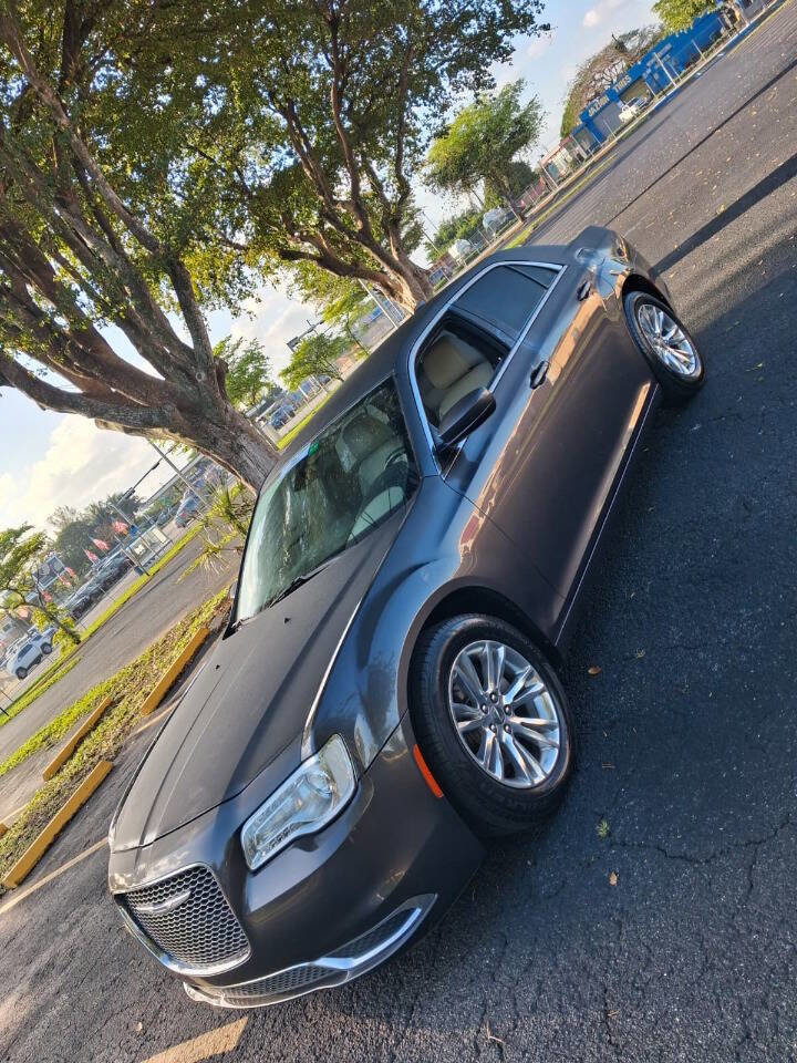 Used 2017 Chrysler 300 Limited RWD image 4