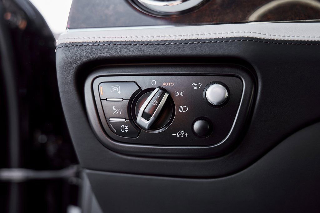 Used 2023 Bentley Bentayga Extended Wheelbase AWD/4WD image 56