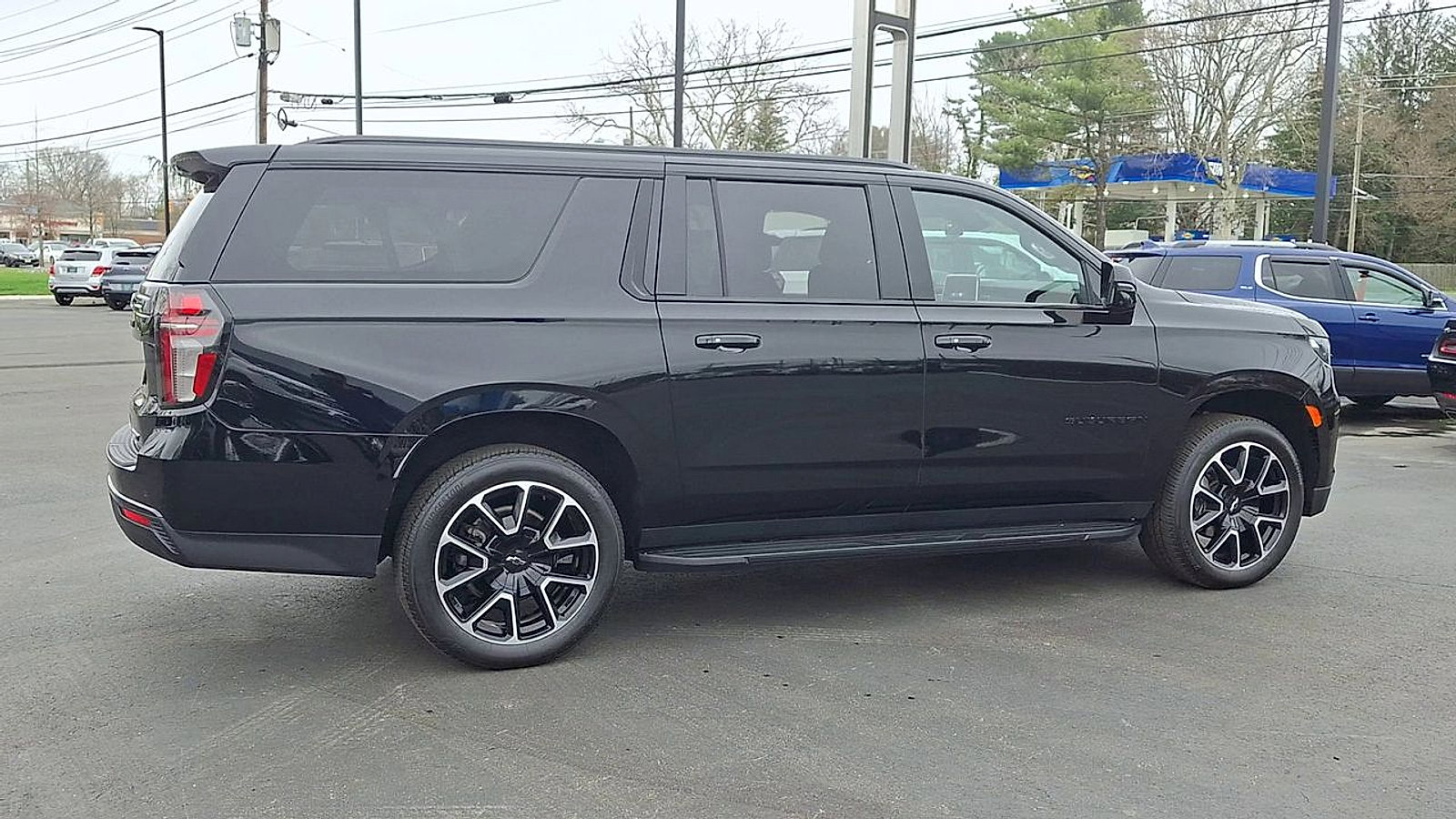 Certified 2024 Chevrolet Suburban RST w/ Luxury Package AWD/4WD image 3