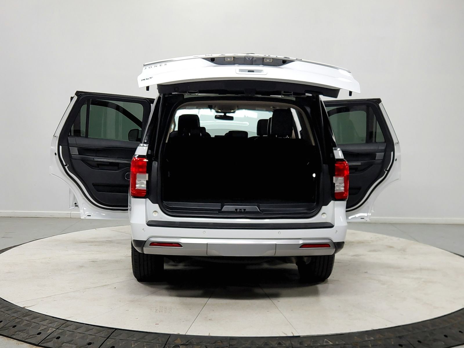 Used 2024 Ford Expedition XLT image 14