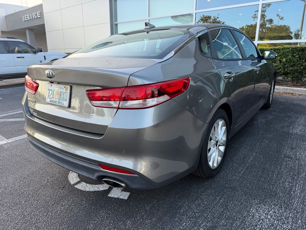 Used 2018 Kia Optima LX w/ 17" Alloy Wheels Package FWD image 4