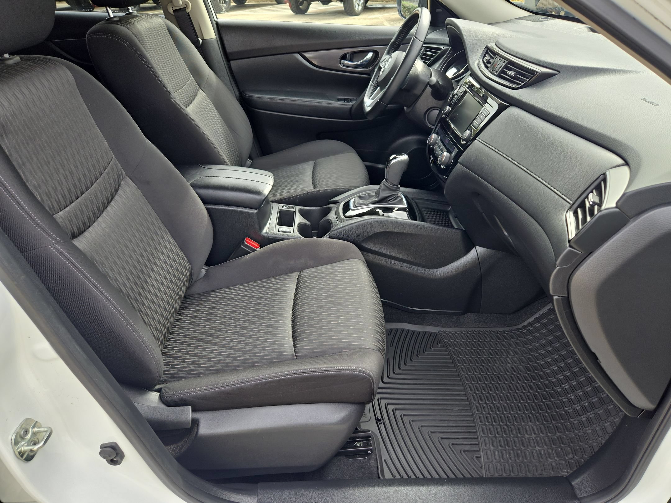 Used 2020 Nissan Rogue SV FWD image 28