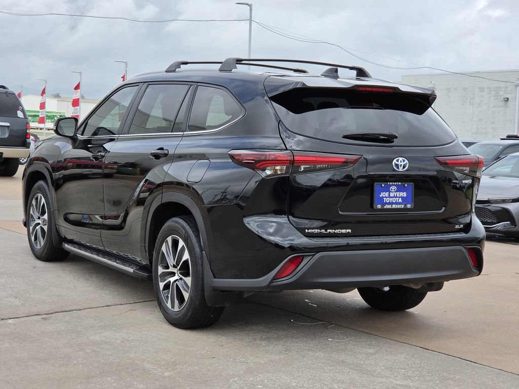 Used 2024 Toyota Highlander XLE FWD image 7