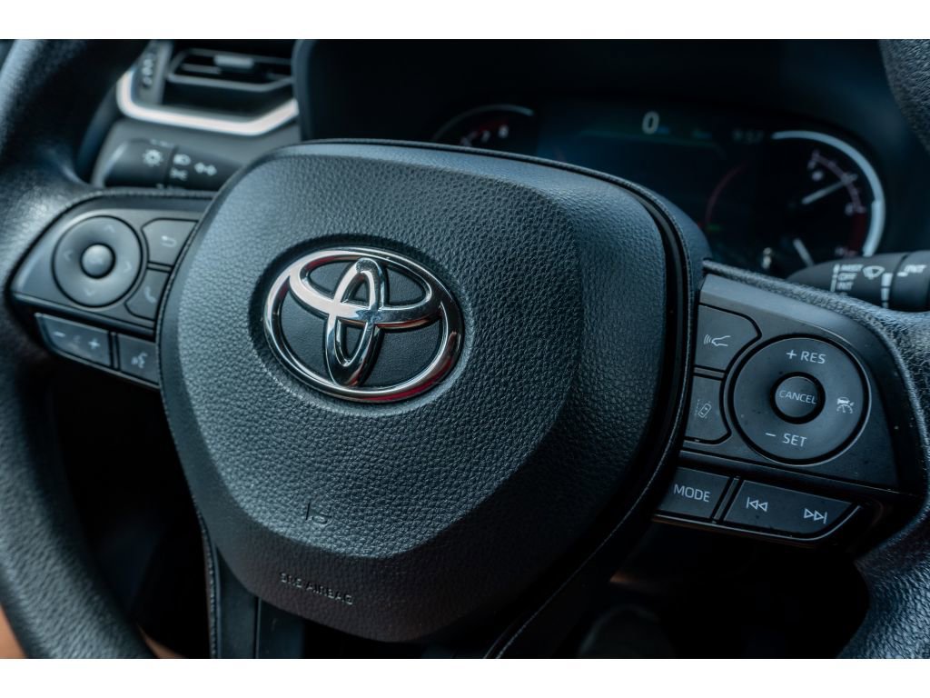 Used 2025 Toyota RAV4 XLE AWD/4WD image 28