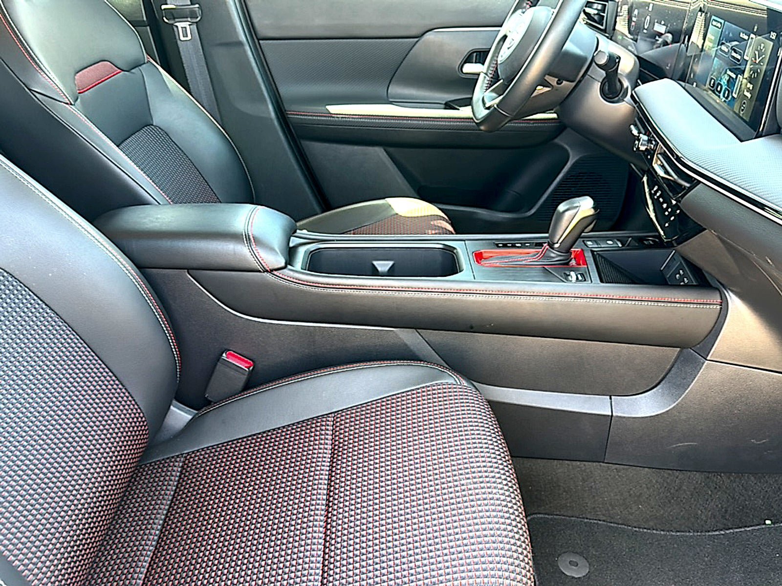 Certified 2025 Nissan Kicks SR FWD image 23