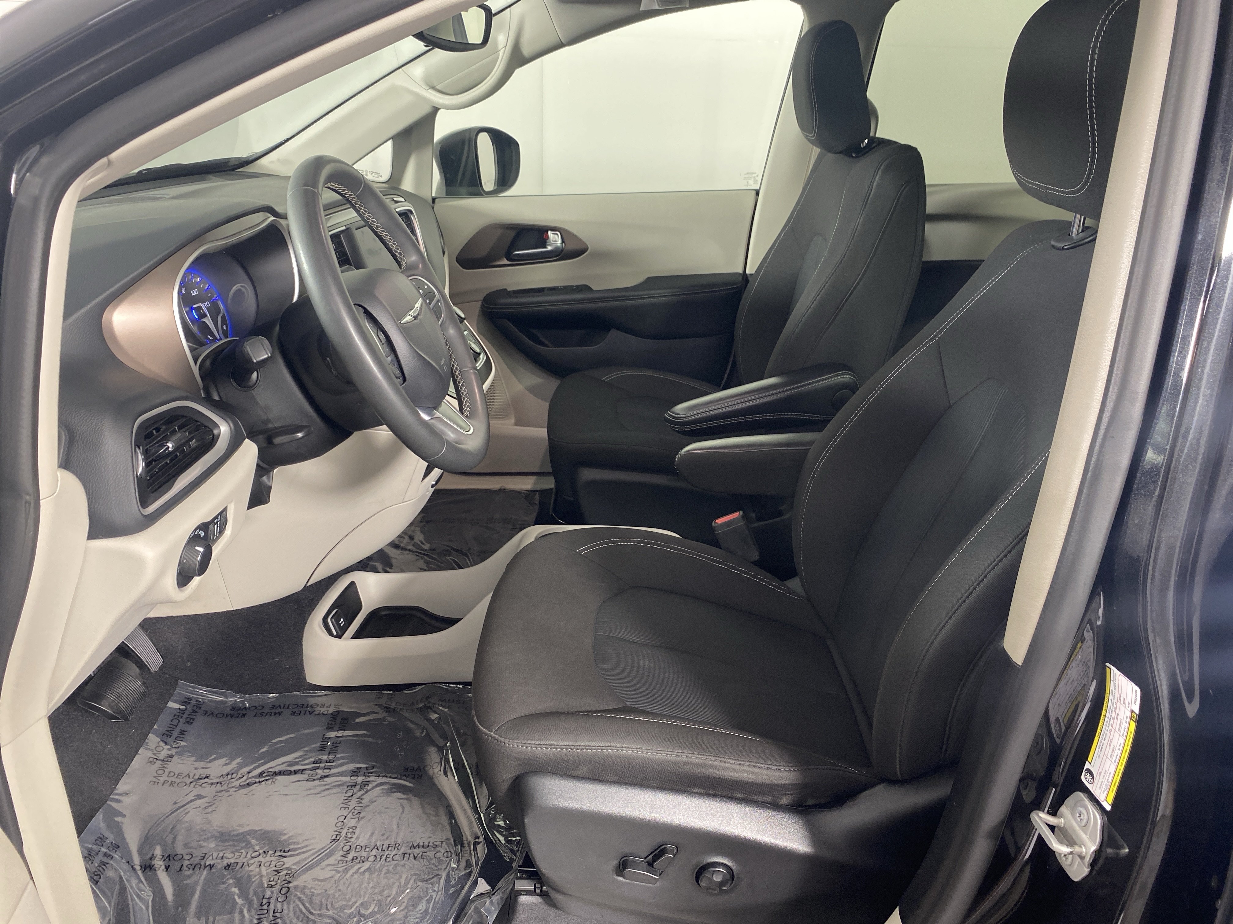 Used 2023 Chrysler Voyager LX FWD image 13