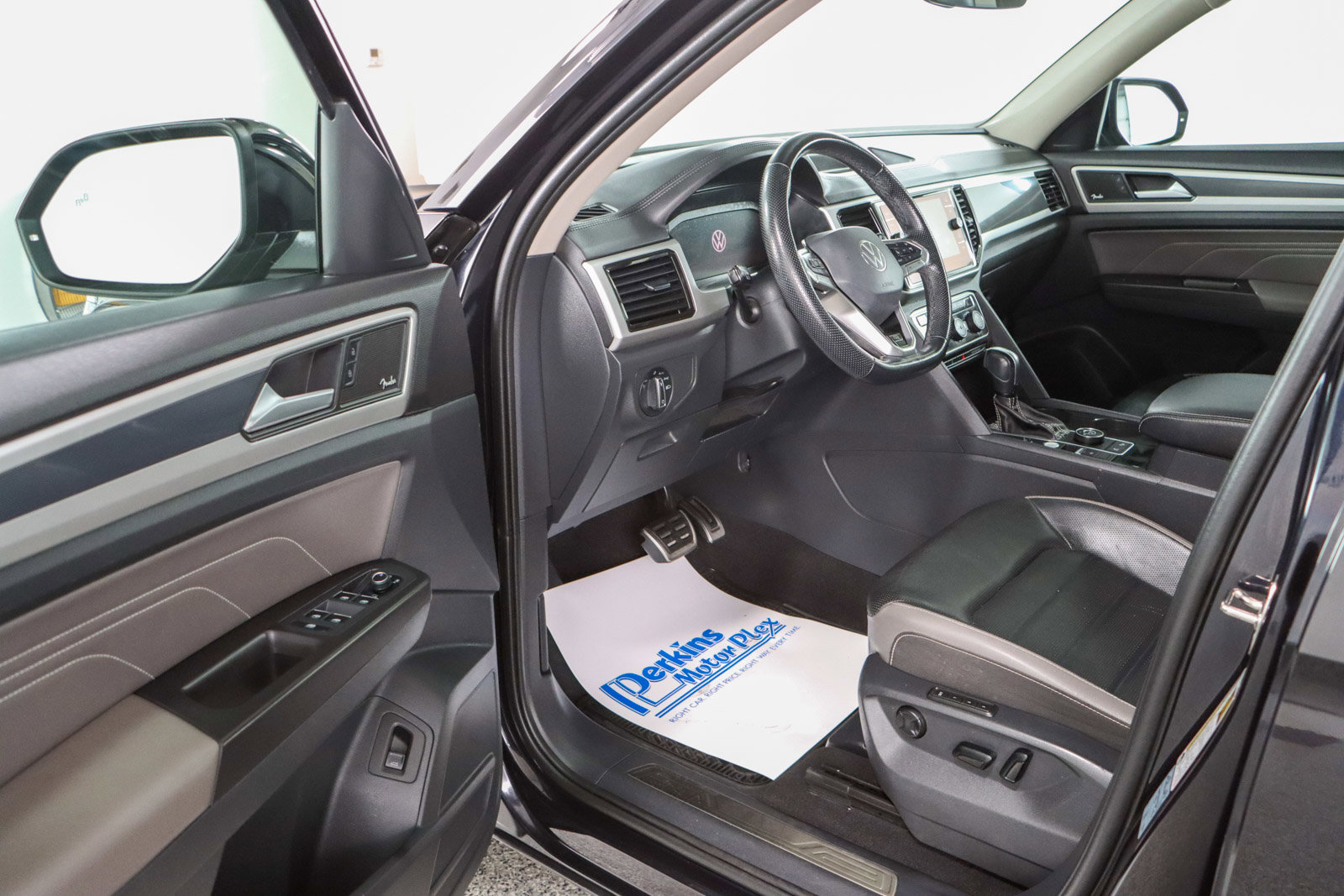 Used 2022 Volkswagen Atlas SEL Premium image 3