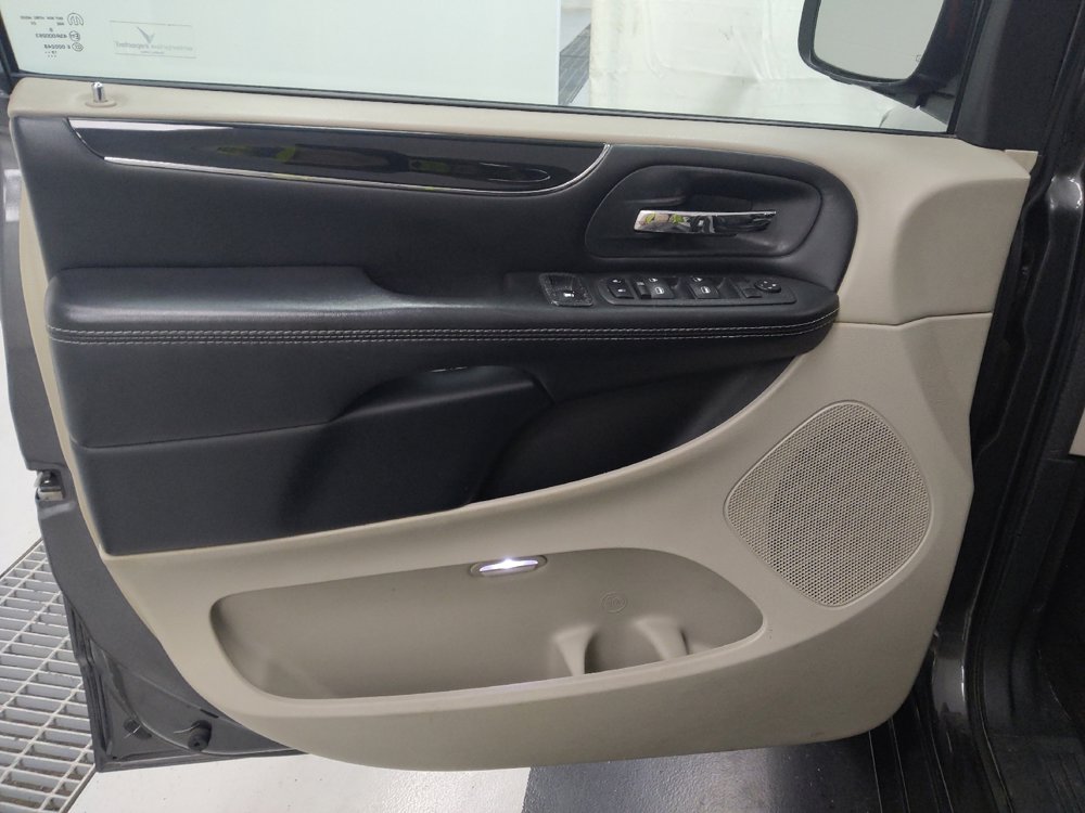 Used 2020 Dodge Grand Caravan SXT image 22