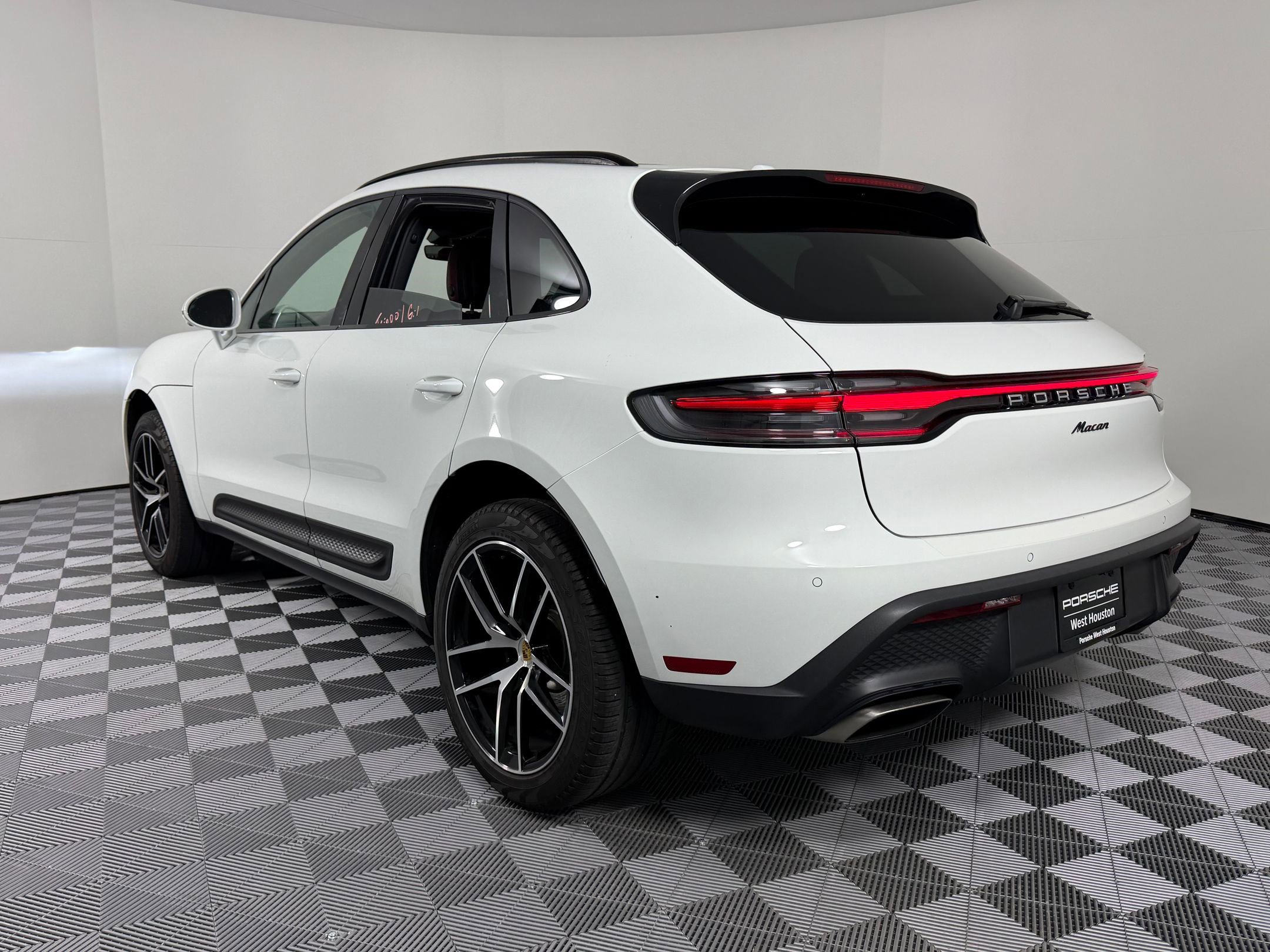 Certified 2022 Porsche Macan image 3