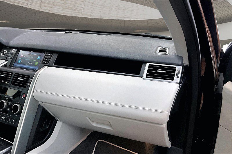 Used 2018 Land Rover Discovery Sport HSE image 16
