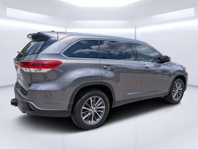 Used 2019 Toyota Highlander XLE FWD image 3