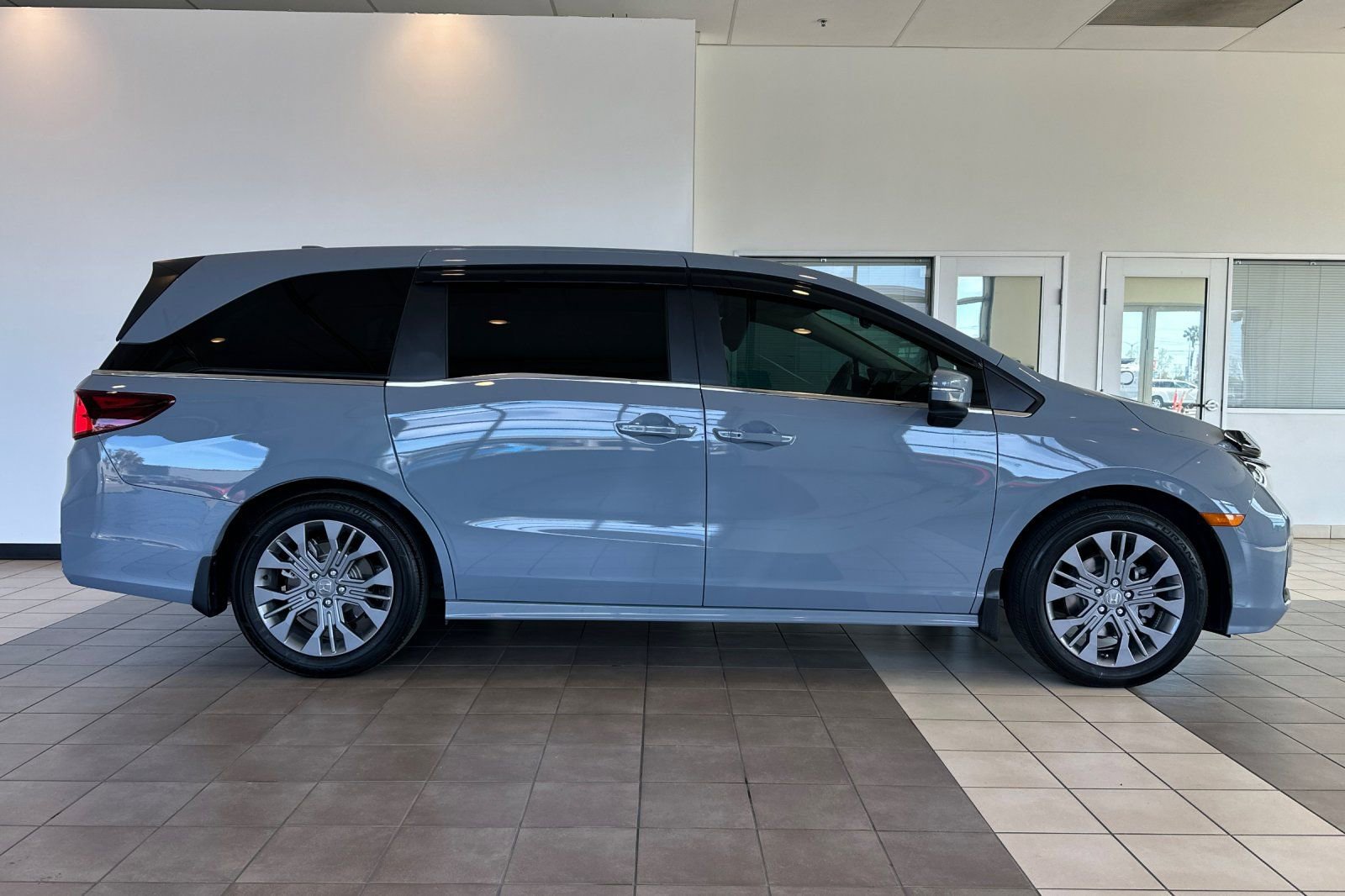 Used 2025 Honda Odyssey Touring image 3