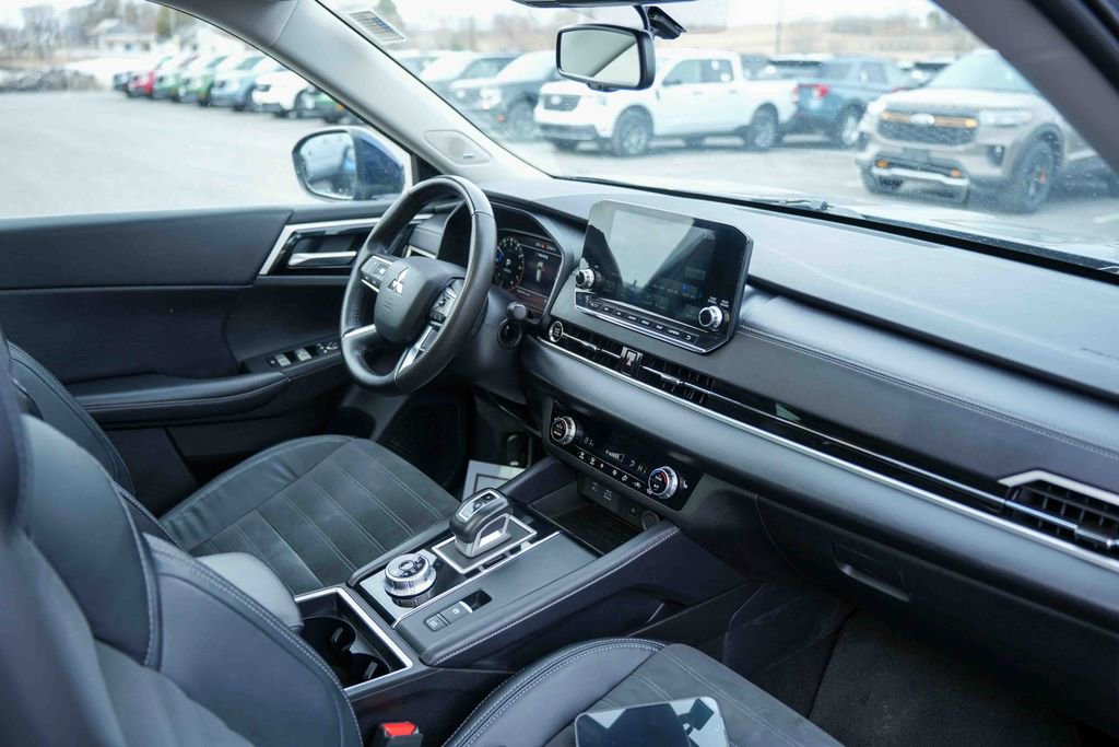 Used 2023 Mitsubishi Outlander SE image 18