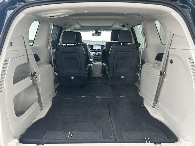 Used 2023 Chrysler Pacifica Touring-L image 11