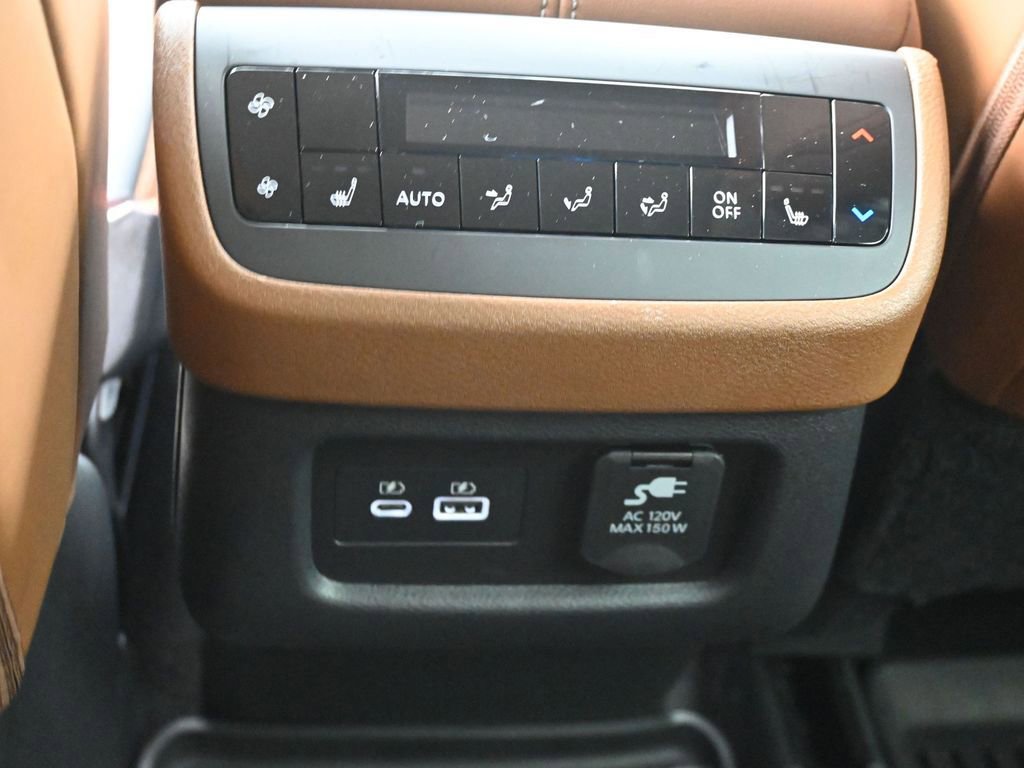 Used 2024 Nissan Pathfinder Platinum image 26
