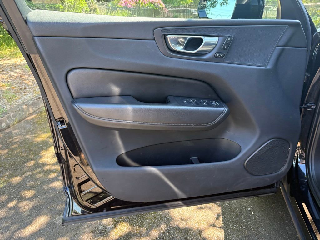 Used 2023 Volvo XC60 B5 Core FWD image 9
