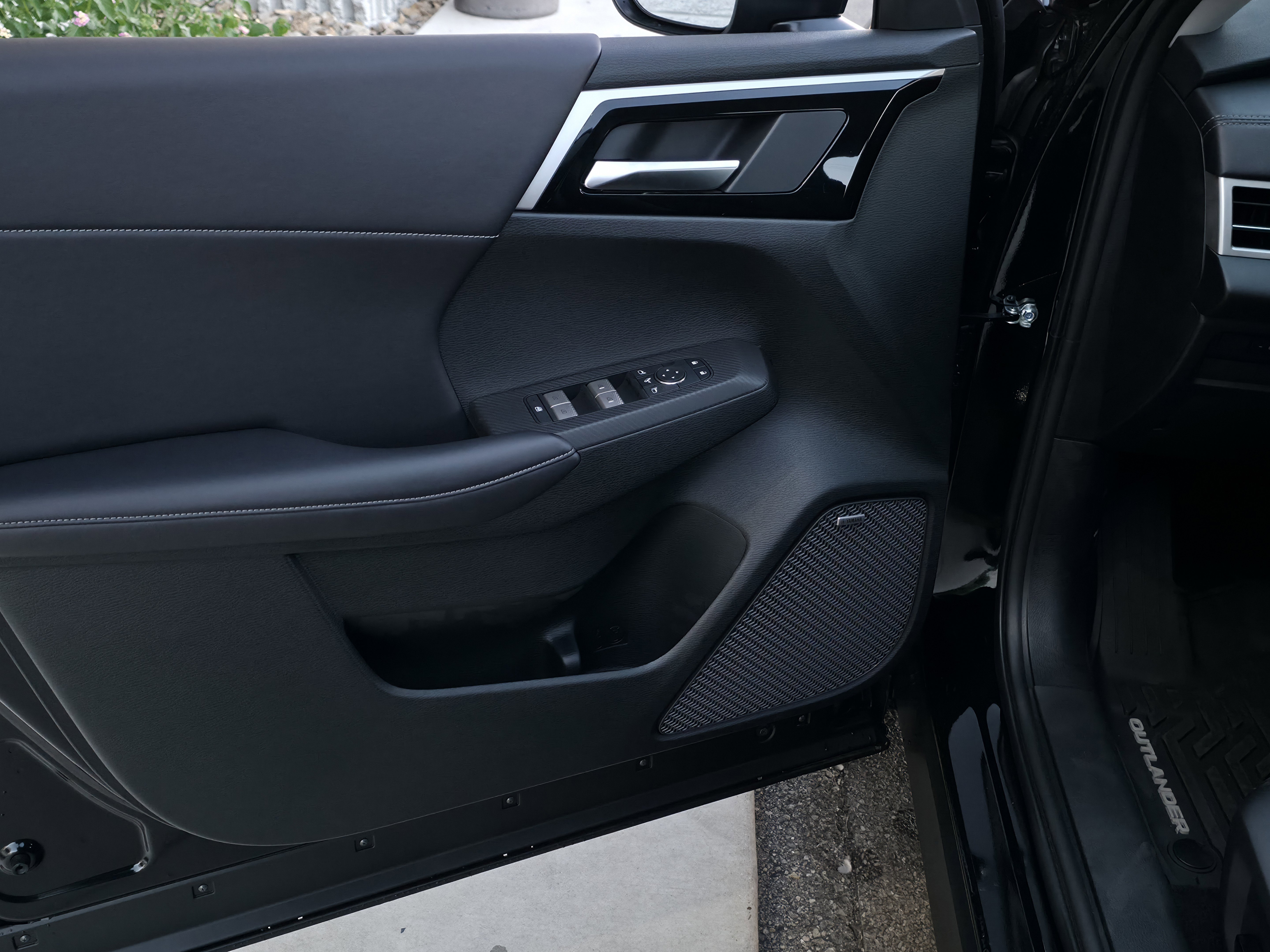 New 2025 Mitsubishi Outlander SE image 8