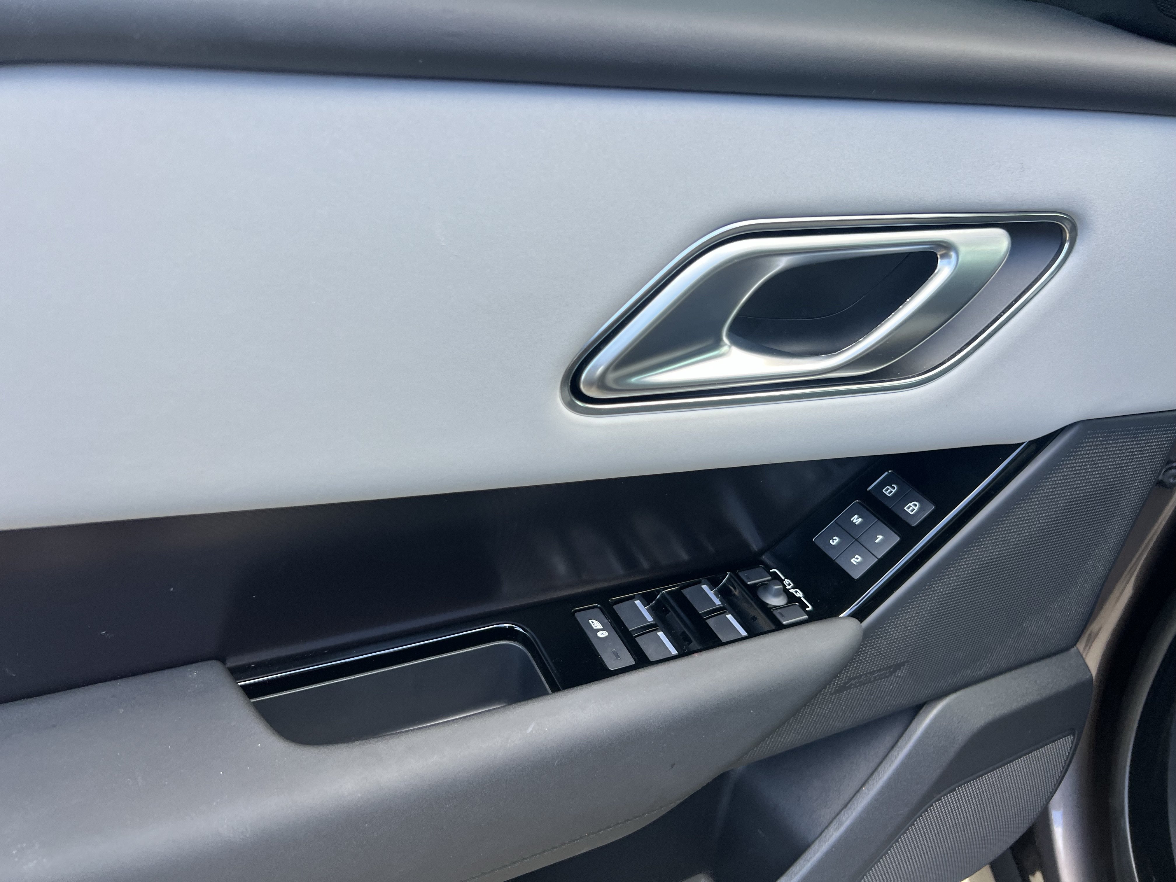 Certified 2026 Land Rover Range Rover Velar Dynamic SE AWD/4WD image 15
