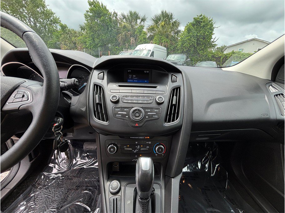 Used 2015 Ford Focus SE w/ SE Sport Package FWD image 11