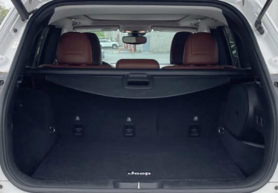 Used 2019 Jeep Cherokee Overland w/ Technology Group AWD/4WD image 9