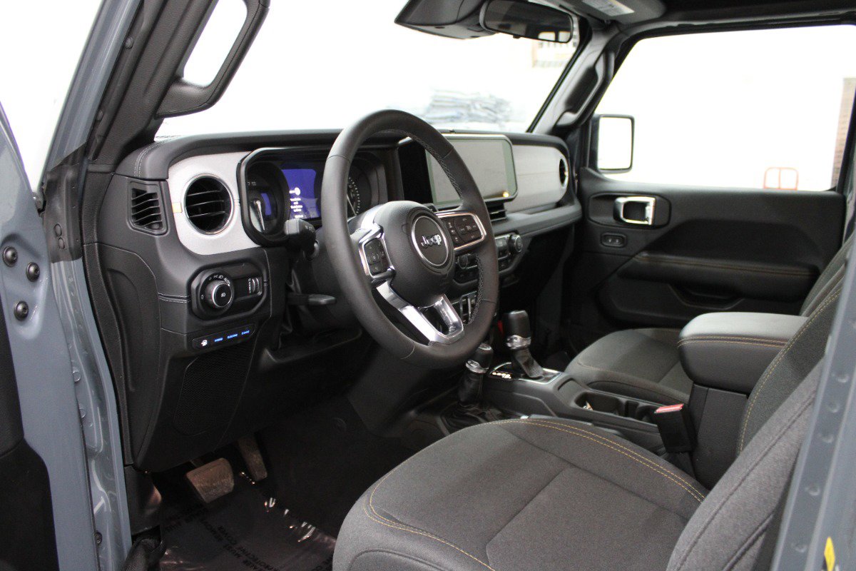 Used 2025 Jeep Wrangler Unlimited Sahara w/ Safety Group image 7