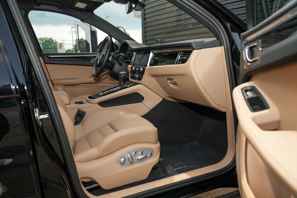 Certified 2026 Porsche Macan AWD/4WD image 35
