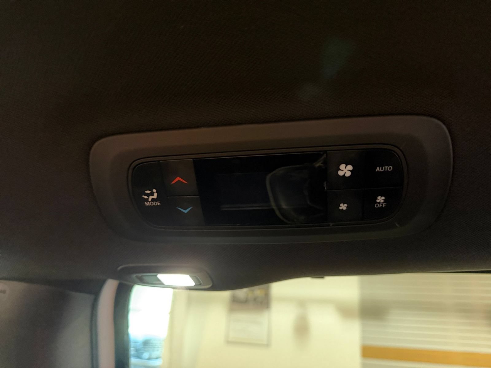 Used 2025 Chrysler Pacifica Limited FWD image 25
