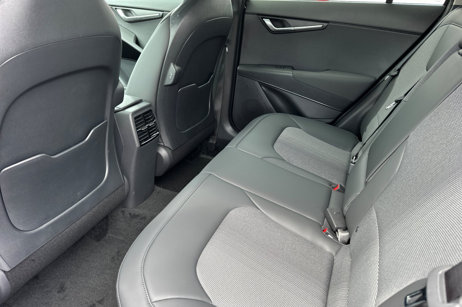New 2026 Kia Niro EX FWD image 12
