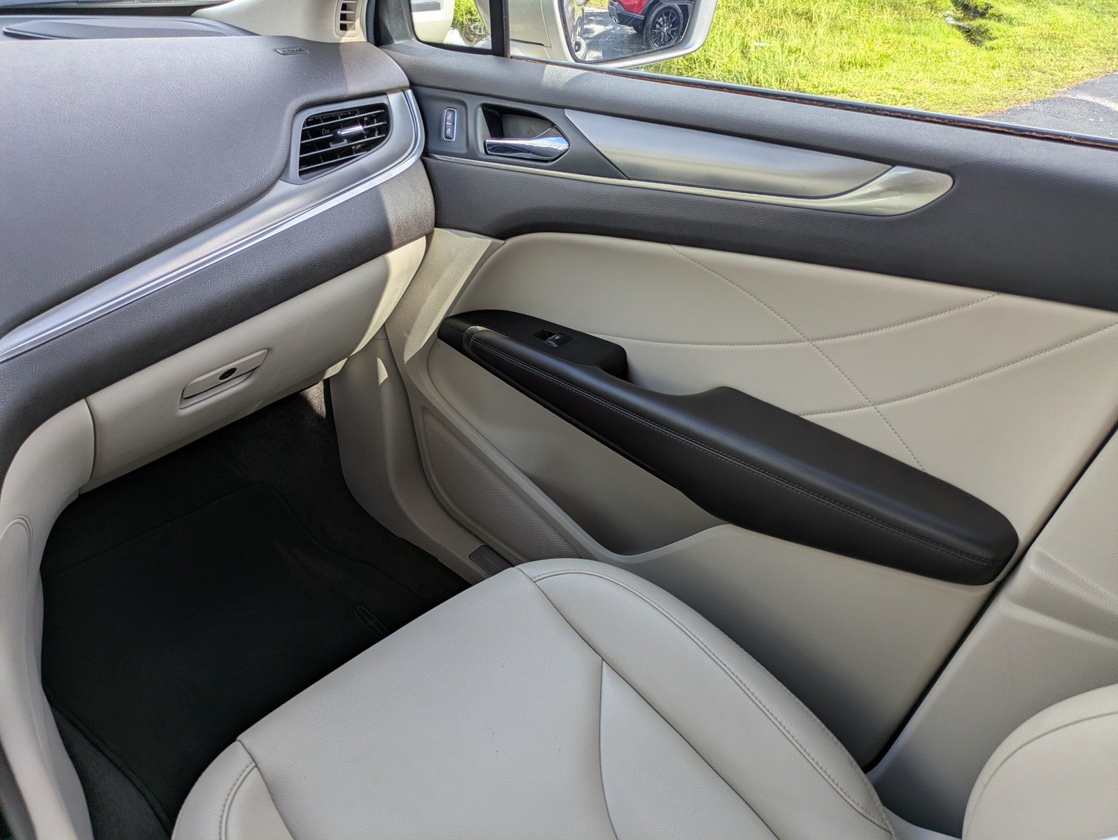 Used 2017 Lincoln MKC Premiere FWD image 14