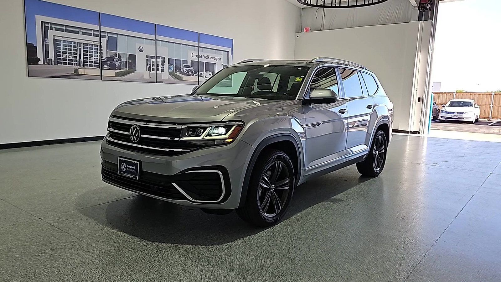 Certified 2022 Volkswagen Atlas SEL R-Line AWD/4WD image 4