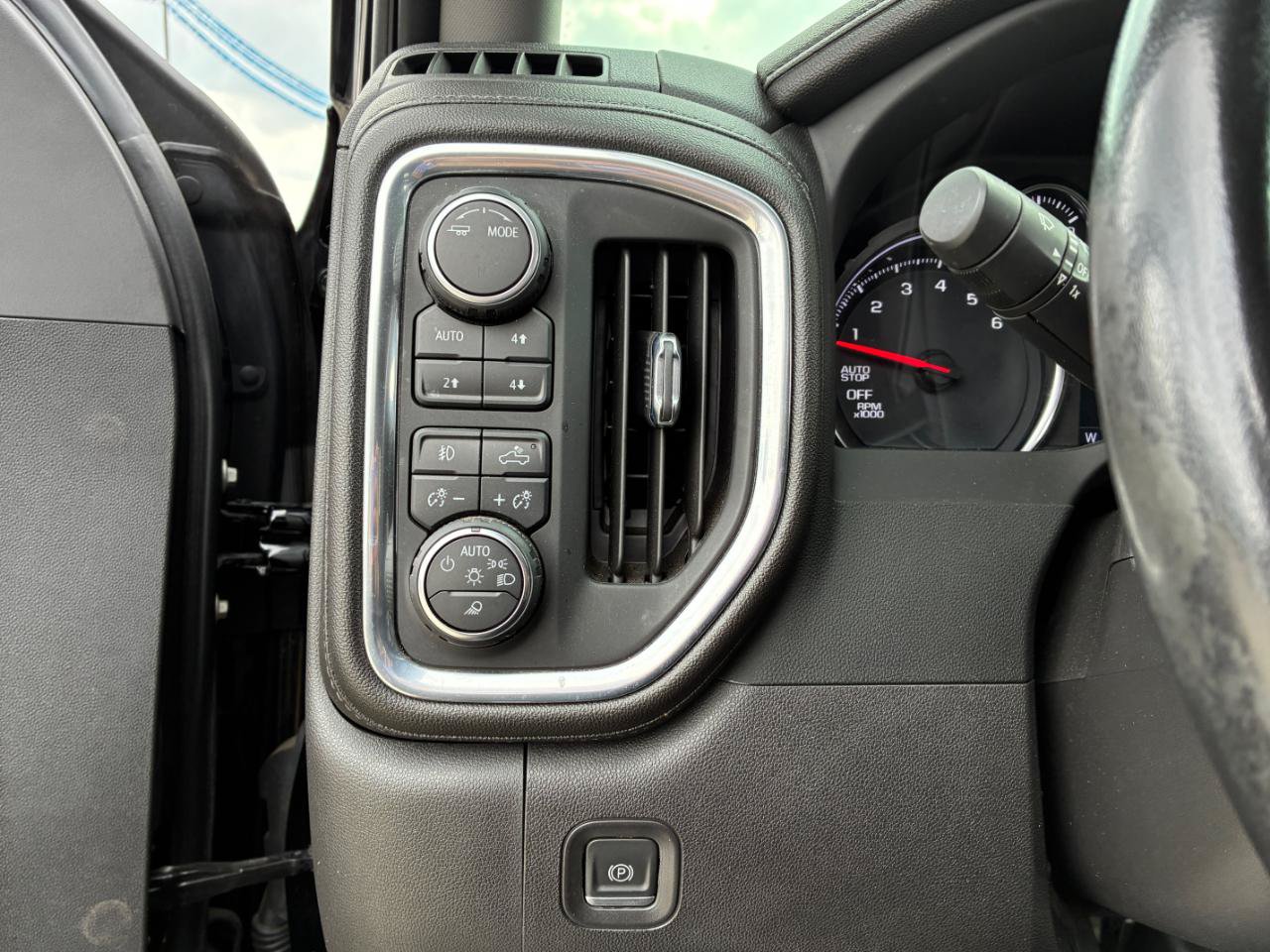 Used 2022 Chevrolet Silverado 1500 LTZ w/ Z71 Off-Road Package AWD/4WD image 23