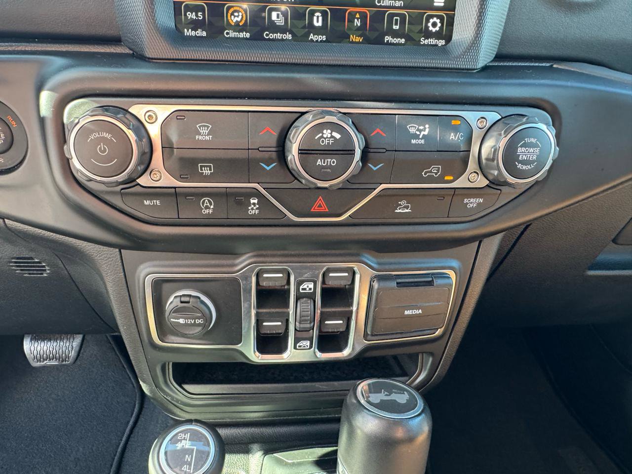 Used 2022 Jeep Wrangler Unlimited Sahara AWD/4WD image 32