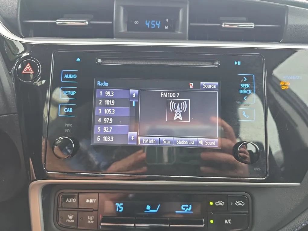 Used 2019 Toyota Corolla SE FWD image 26