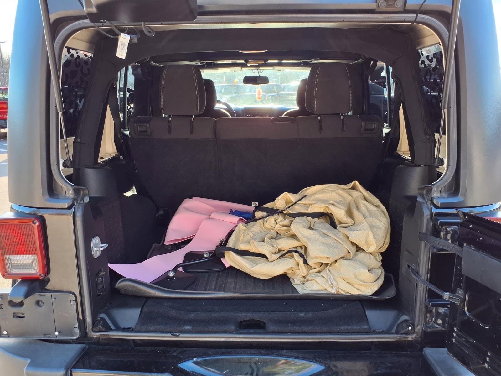 Used 2018 Jeep Wrangler Unlimited Sahara w/ Connectivity Group image 25