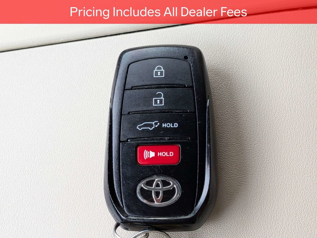Used 2024 Toyota Highlander XLE FWD image 32