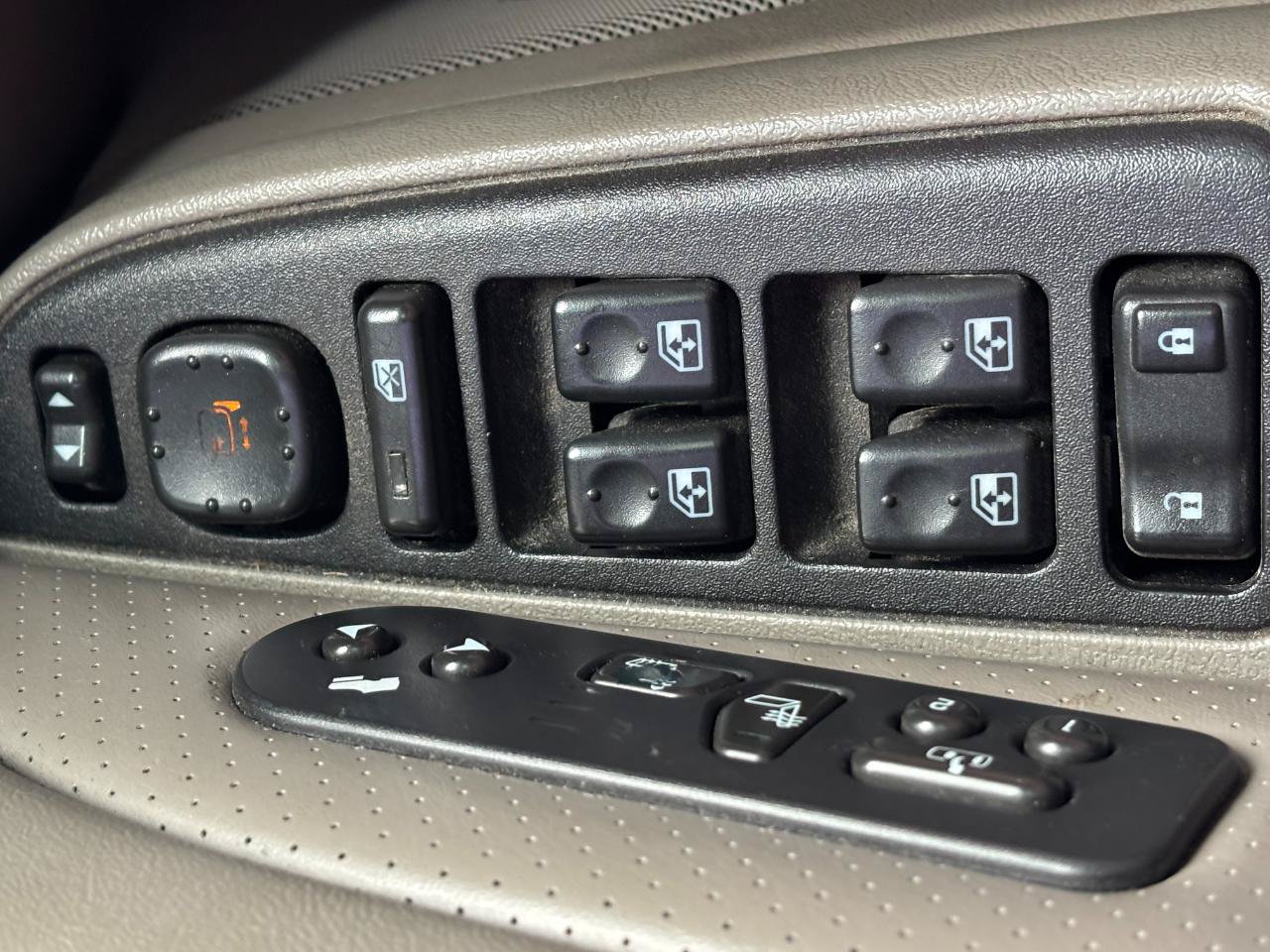Used 2004 Cadillac Escalade ESV AWD image 15