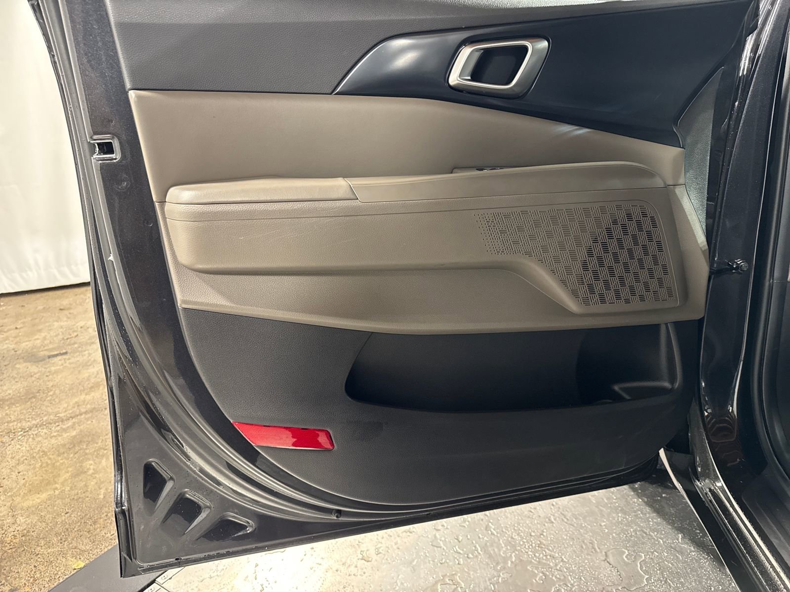 Used 2025 Kia Carnival FWD image 20