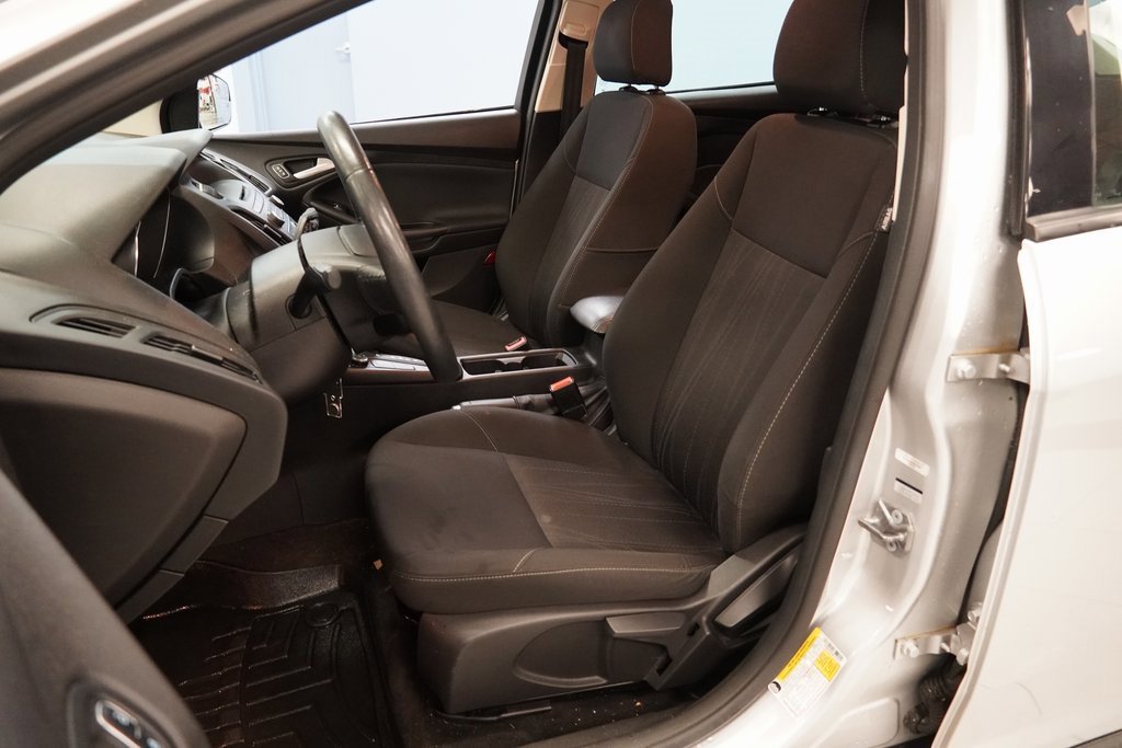 Used 2017 Ford Focus SE w/ SE Winter Package image 3